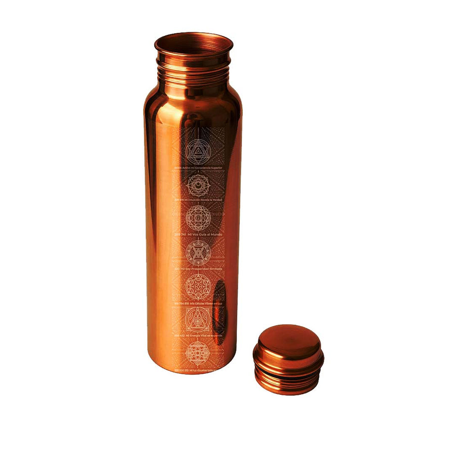Botella de cobre MetaYantra abierta junto a su tapa