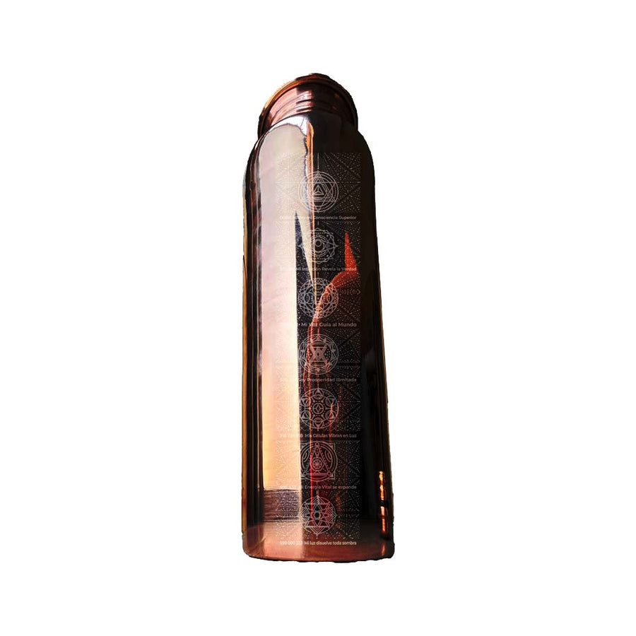 Botella de cobre con símbolos geométricos grabados
